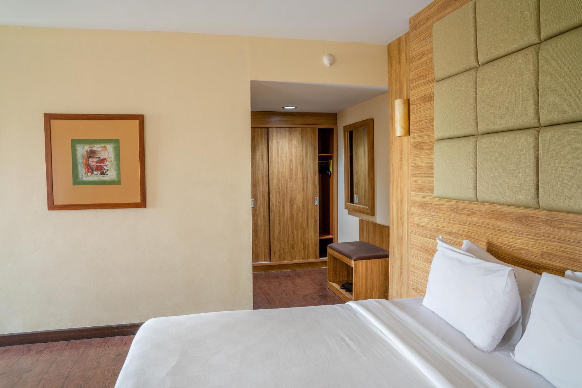 Hotel Alia Cikini Джакарта Экстерьер фото
